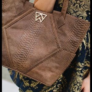 Kelly Wynne Brown Tote